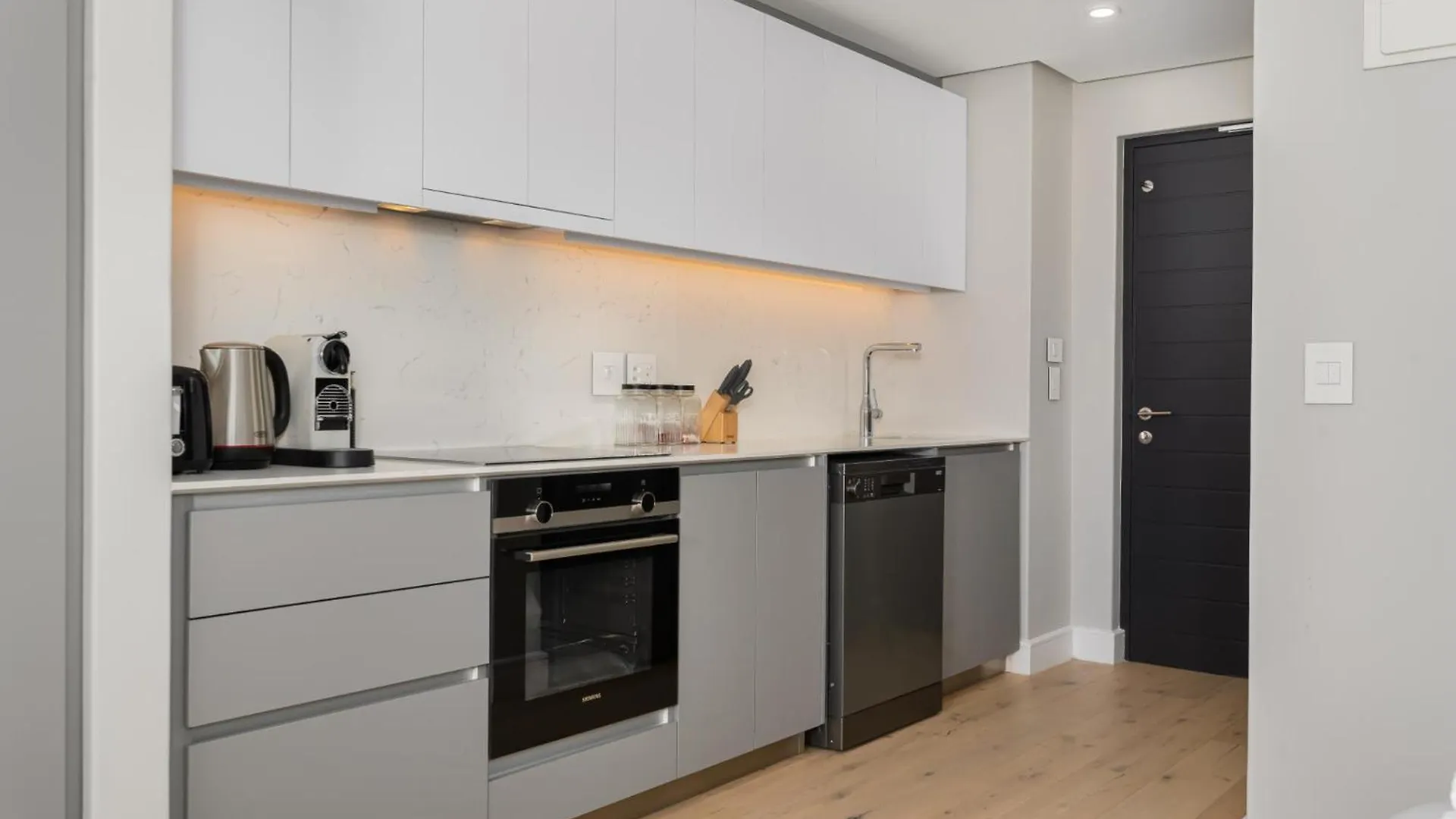 Apartment Modern Studio W Views In Cape Town Bantry Condo