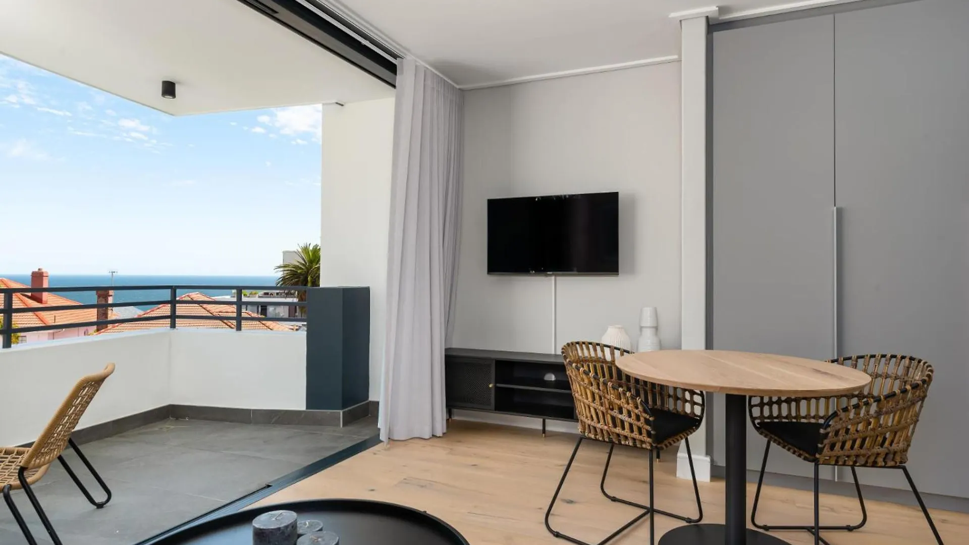 Modern Studio W Views In Cape Town Bantry Condo