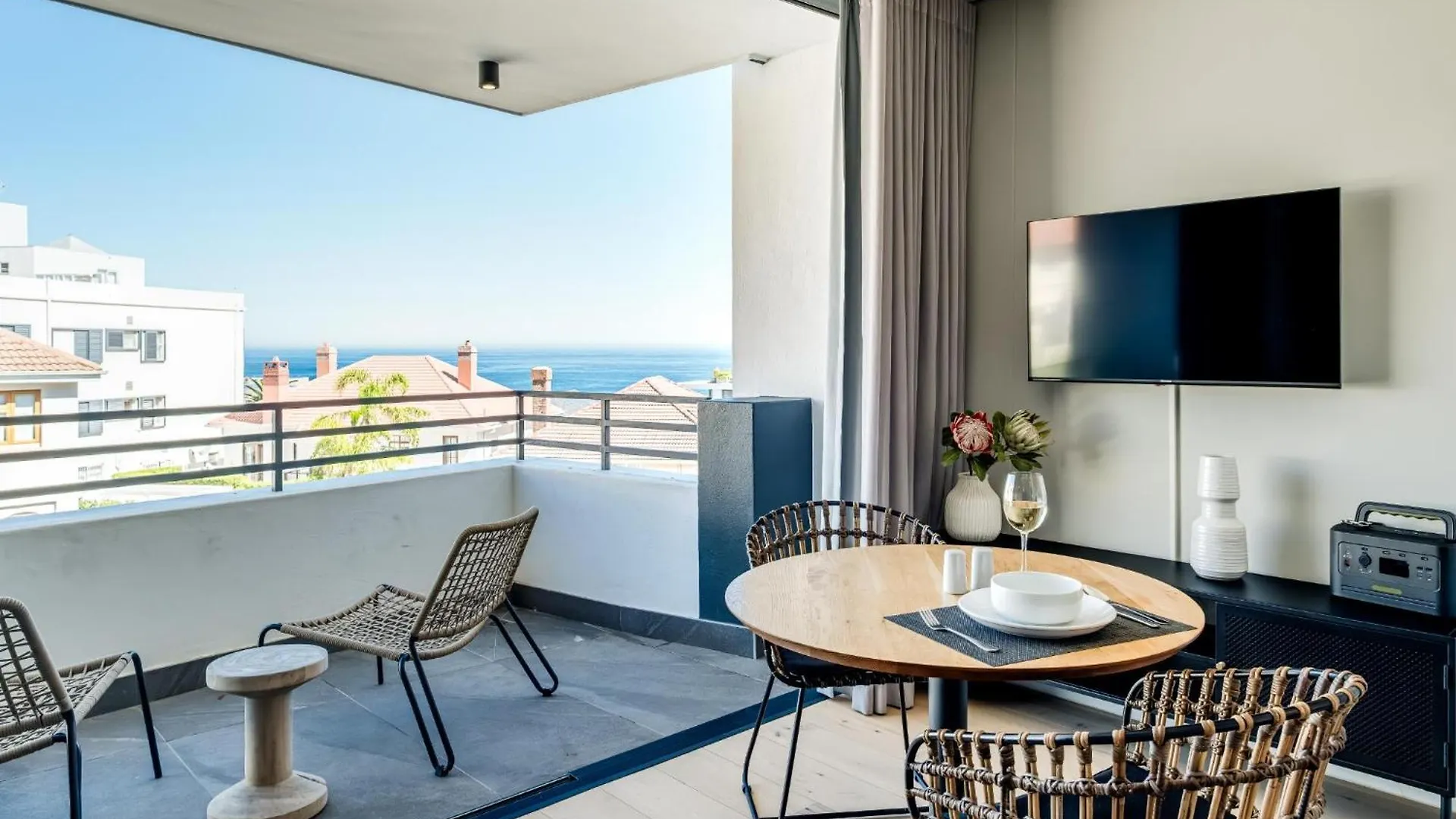 Apartment Modern Studio W Views In Cape Town Bantry Condo