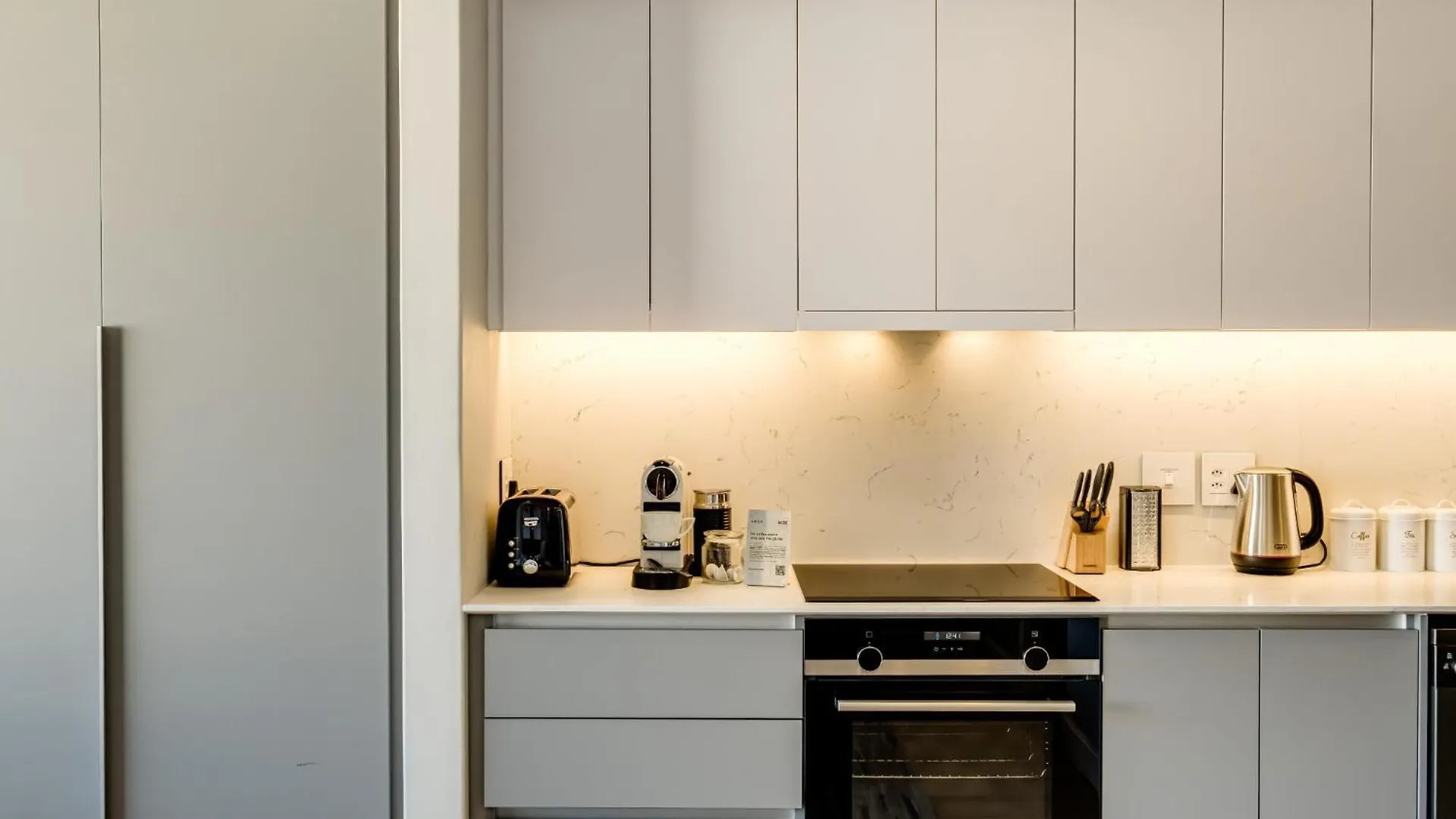 Apartment Modern Studio W Views In Cape Town Bantry Condo